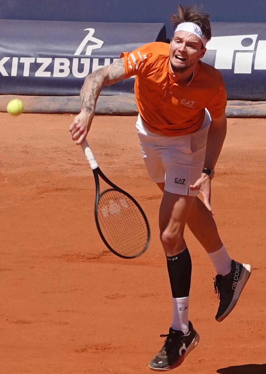 Alexander Bublik effectuant un service à la cuillère lors de la finale du tournoi de Kitzbühel 2026