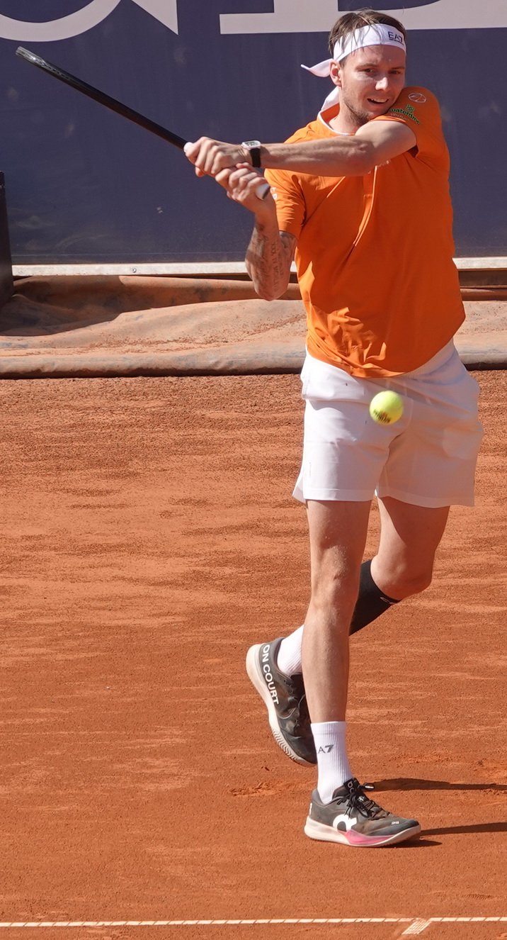 Le joueur de tennis kazakh Alexander Bublik frappant un coup droit lors de son huitième de finale à Kitzbuhel sur terre battue