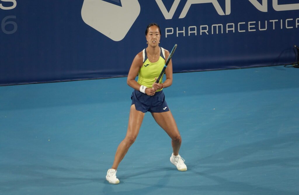 Američka teniserka En Li u spremnom stavu čeka servis na turniru Athens Open 26