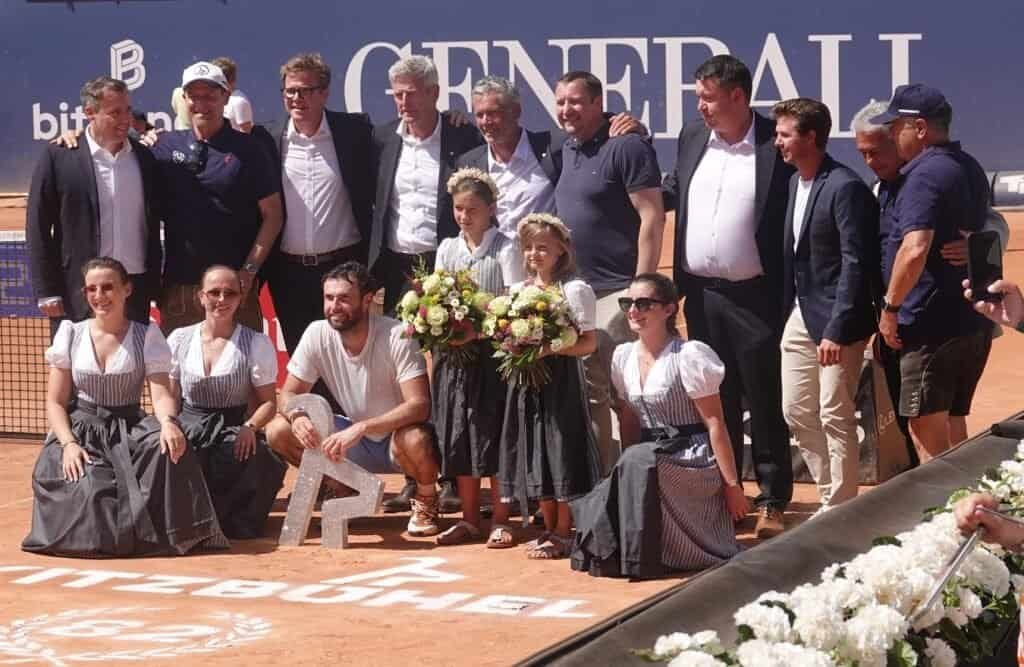 Quentin Halys posant avec les organisateurs du tournoi lors de la cérémonie de remise des trophées après avoir remporté le tournoi ATP de Kitzbühel 2026.