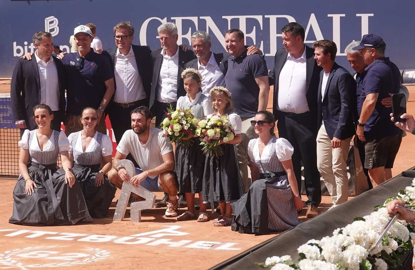 Quentin Halys posant avec les organisateurs du tournoi lors de la cérémonie de remise des trophées après avoir remporté le tournoi ATP de Kitzbühel 2026.