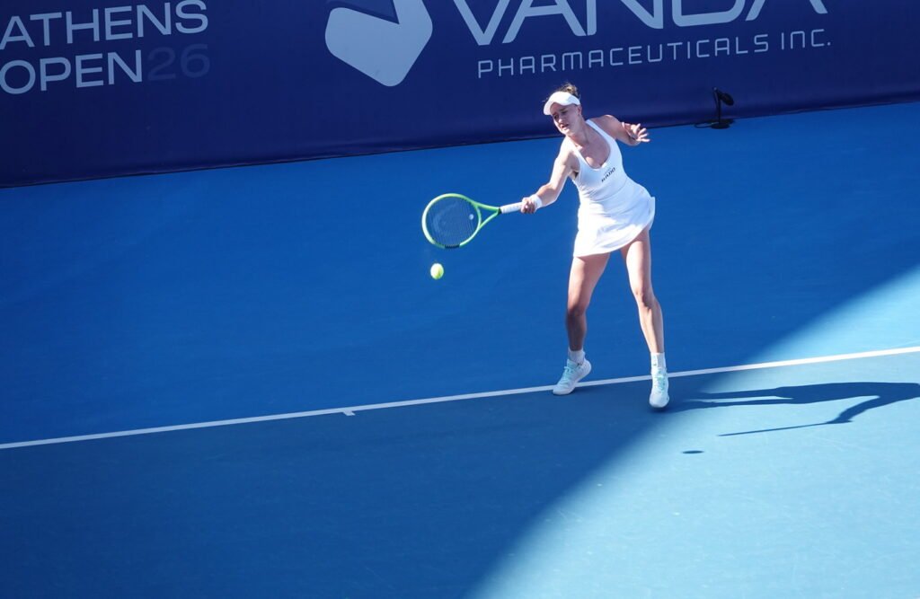 Barbora Krejčikova izvodi forhend tokom meča protiv Viktorije Tomove na turniru WTA Athens Open 2026 u Atini, Grčka.