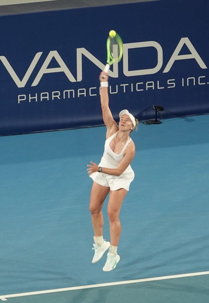 Barbora Krejcikova sautant pour servir lors du match final du WTA Athens Open 2026.