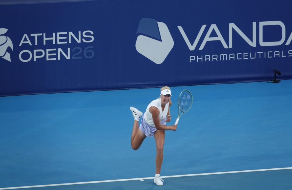 Barbora Krejčíková exécute un coup droit lors de son match contre Viktoriya Tomova au WTA Athens Open 2026 à Athènes, en Grèce.