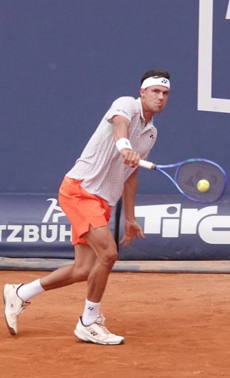 Le joueur de tennis allemand Daniel Altmaier frappant un coup droit lors de son match de premier tour à Kitzbühel sur terre battue