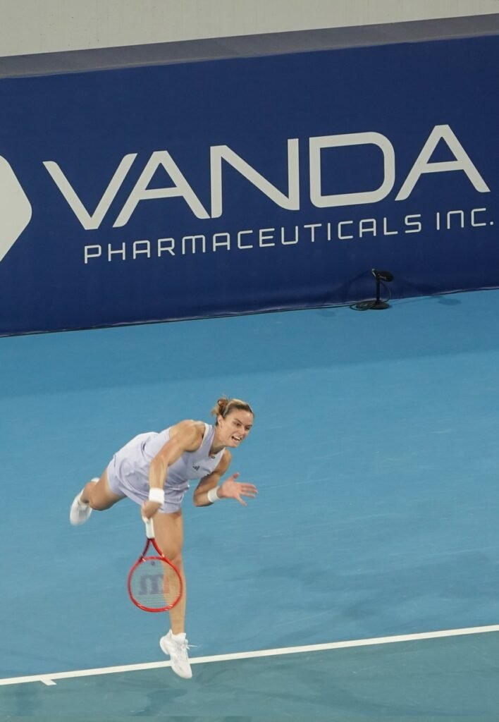 Maria Sakkari u skoku prilikom servisa tokom finalnog meča na WTA turniru u Atini 2026.
