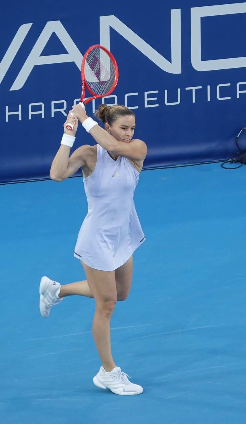 Grčka teniserka Marija Sakari udara forhend tokom pobede nad Alisijom Parks na turniru Athens Open 26