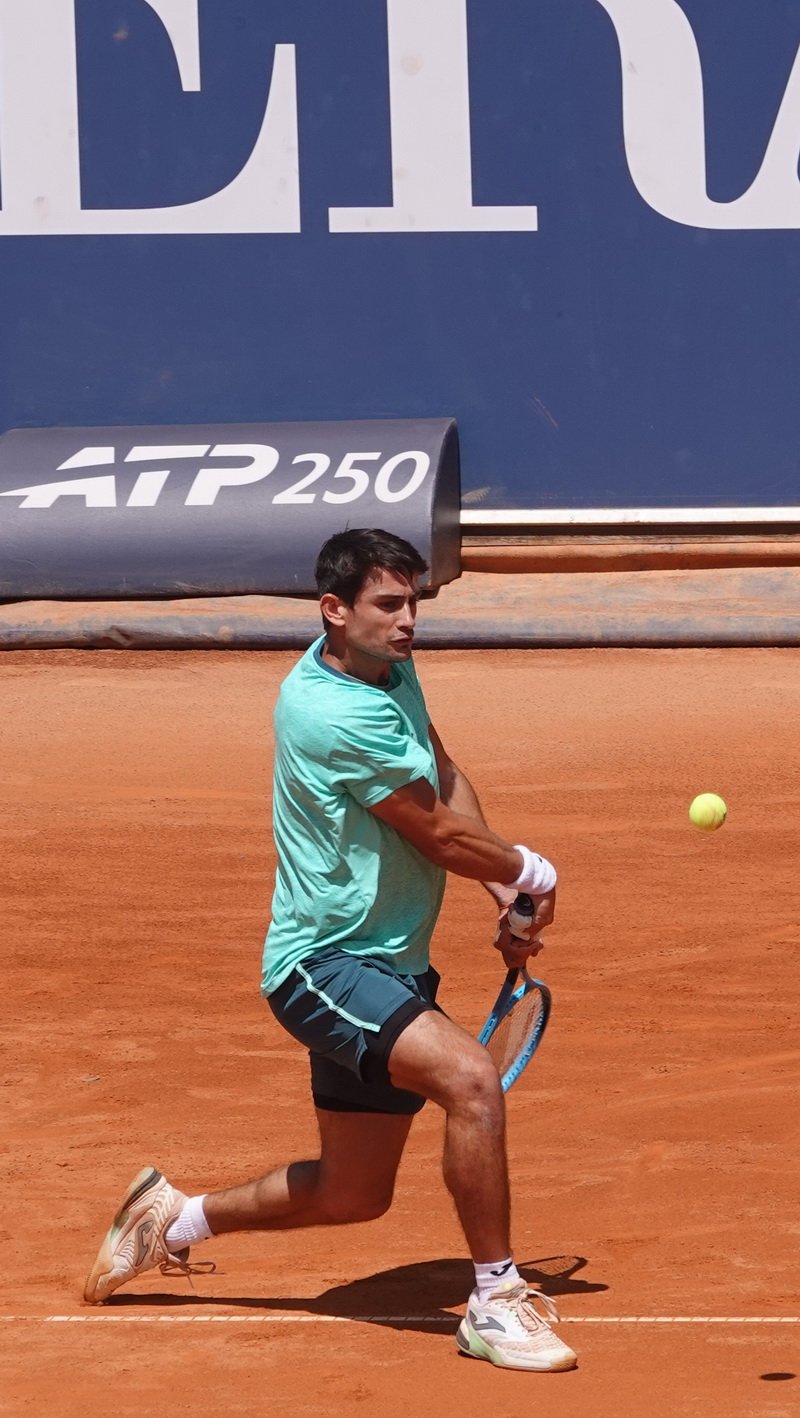 Le joueur de tennis argentin Mariano Navone frappant un coup droit lors de son match à Kitzbuhel sur terre battue