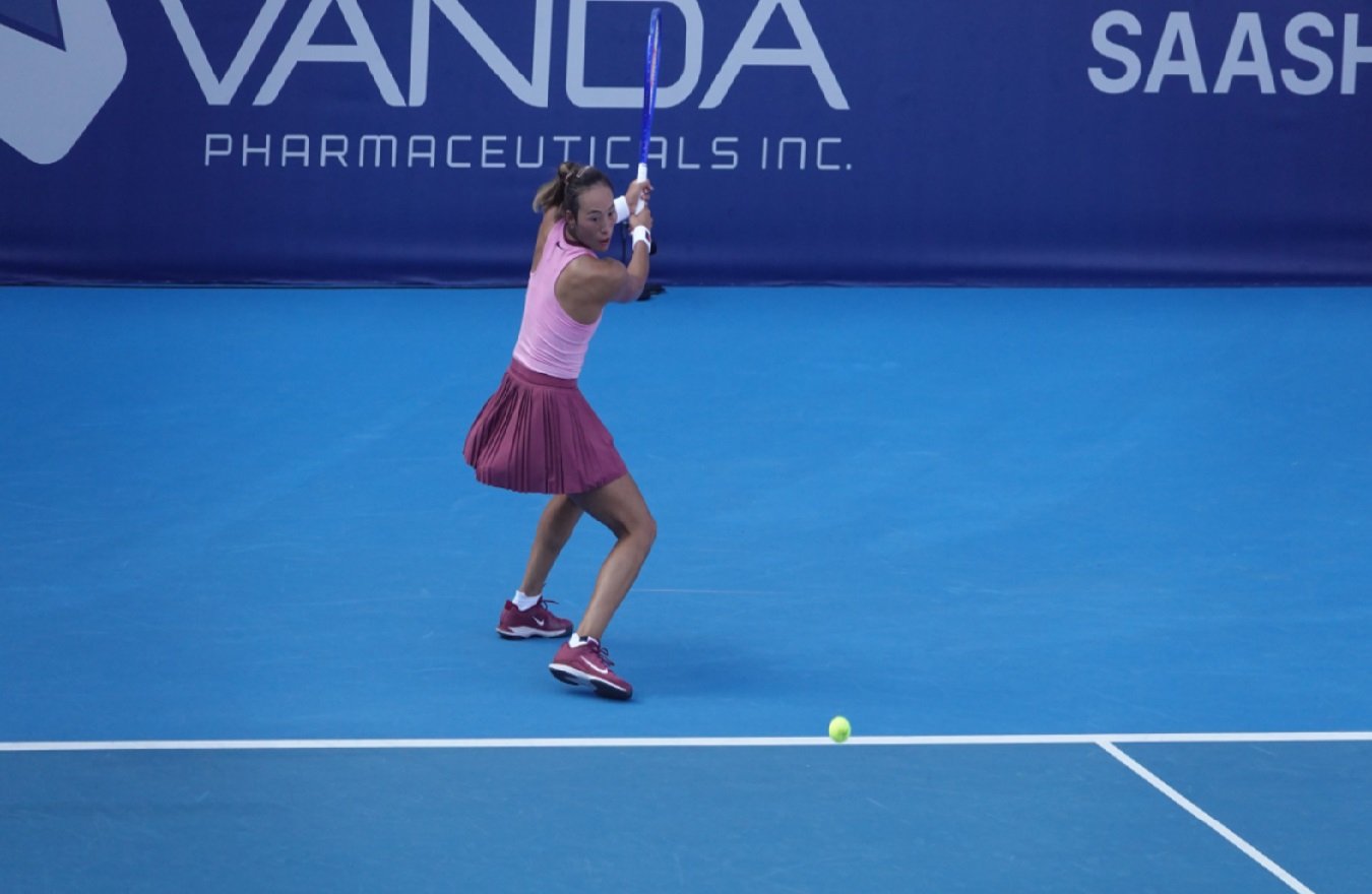 Kineska teniserka Qinwen Zheng udara bekhend na WTA Athens Open 2026.