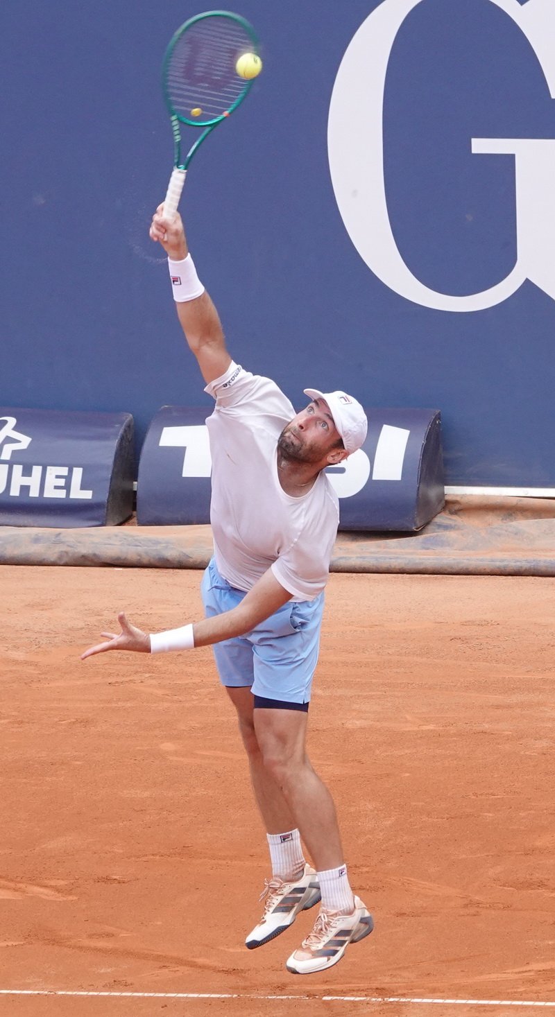 Le joueur de tennis français Quentin Halys au service lors de son match contre Valentin Vacherot à Kitzbuhel sur terre battue