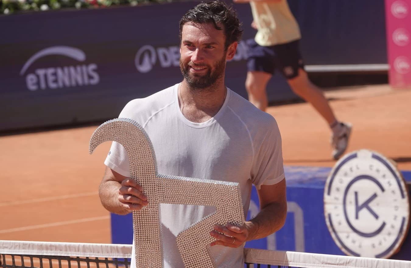 Francuski teniser Kventin Alis drži trofej nakon pobede u finalu u Kicbilu