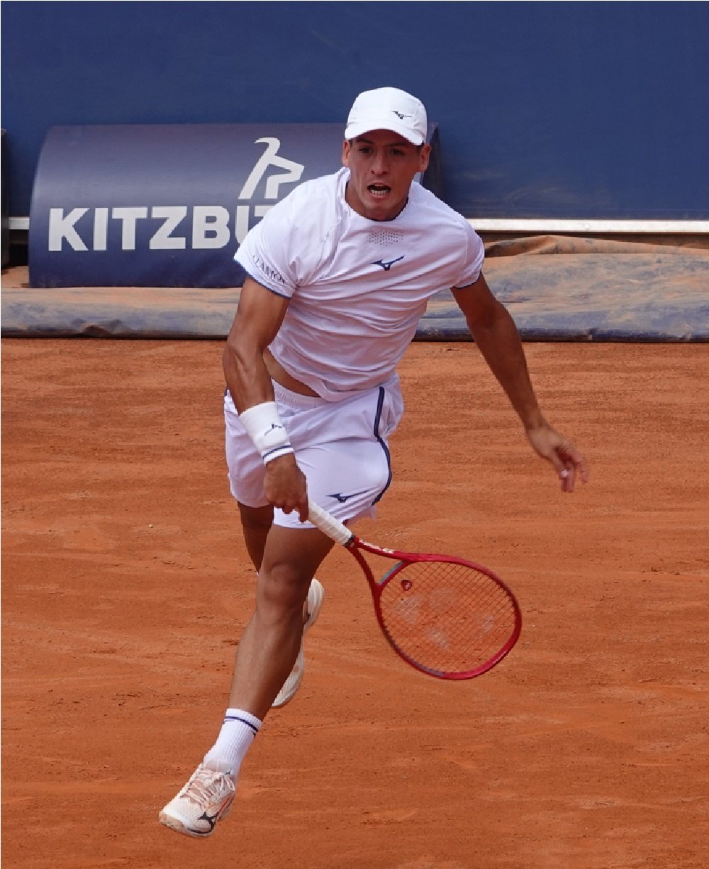 Le joueur de tennis argentin Sebastian Baez en action lors de sa victoire au premier tour contre Kecmanovic sur terre battue