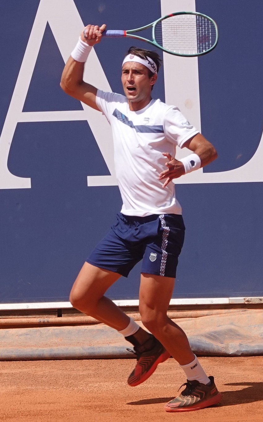 Le joueur de tennis argentin Tomas Etcheverry au service lors de son huitième de finale à Kitzbuhel sur terre battue