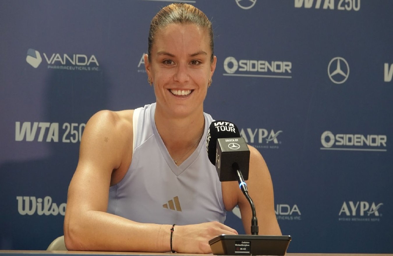 Maria Sakkari sonriendo en una rueda de prensa durante el WTA Athens Open 2026.