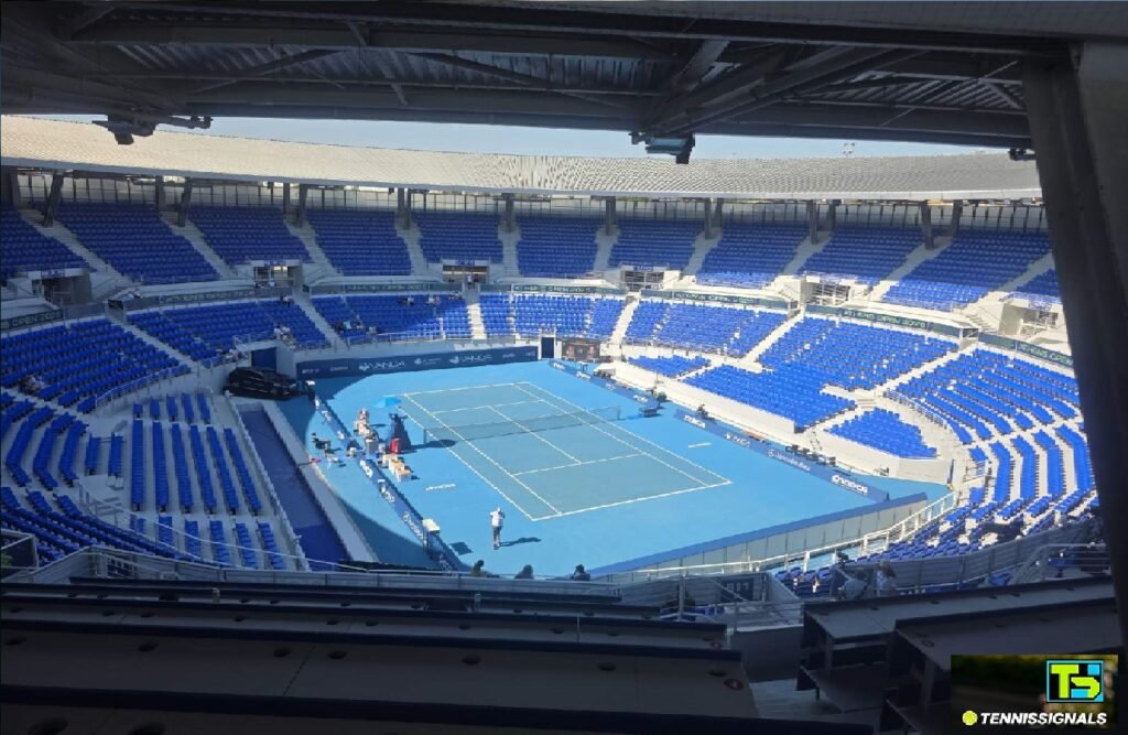 Vista panorámica de la pista central azul y las gradas azules vacías en el Vanda Pharmaceuticals Athens Open WTA 250 en el Stadion Sports Center.