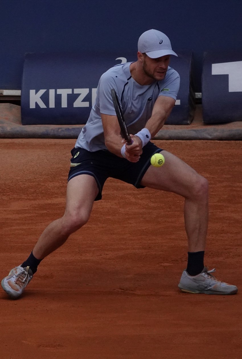 El tenista francés Quentin Halys golpeando de derecha durante su partido de cuartos de final en Kitzbuhel sobre tierra batida
