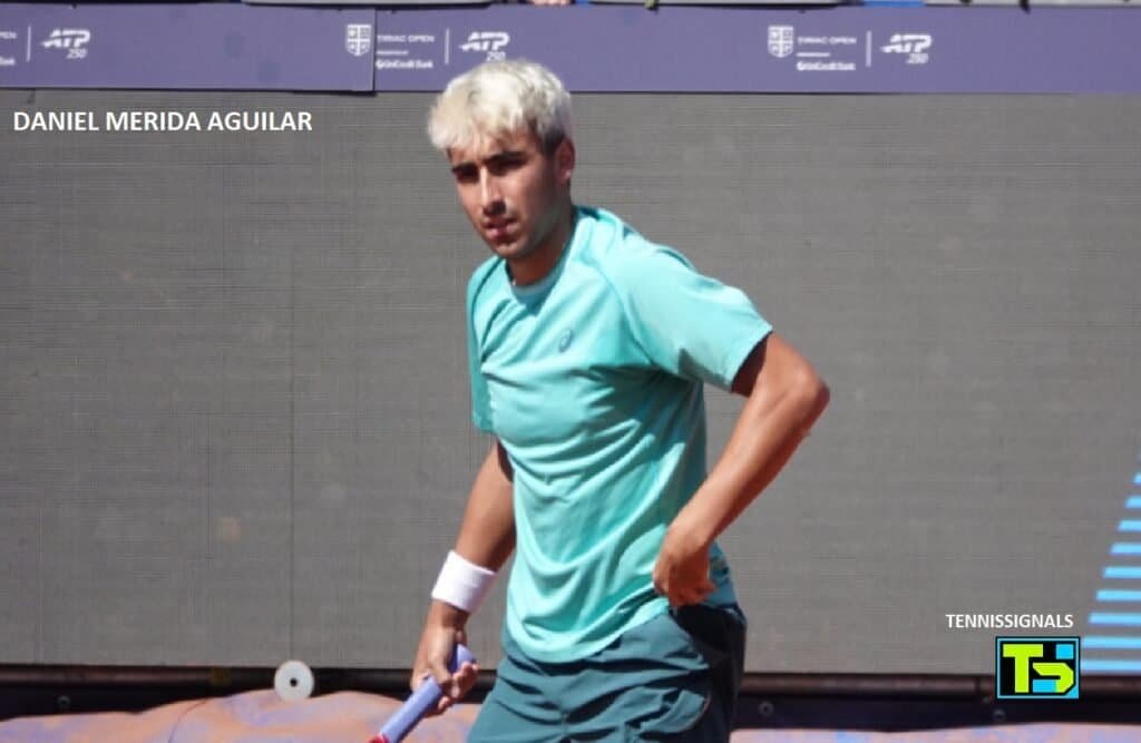 Daniel Merida Aguilar sur le court en terre battue lors du Tiriac Open à Bucarest
