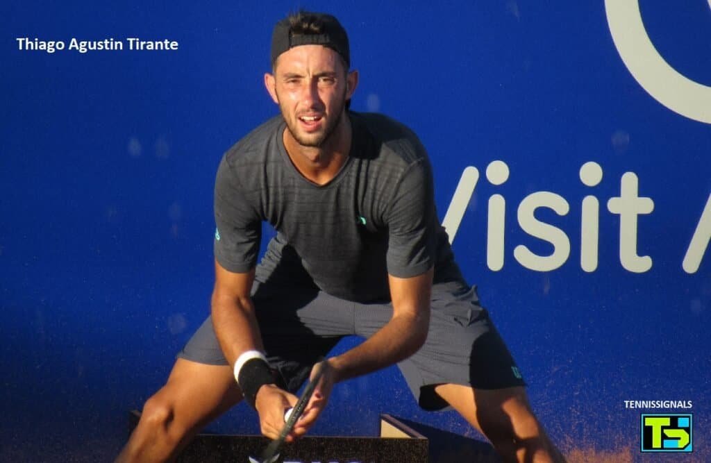 Thiago Agustin Tirante en position de retour de service lors d'un match de tennis