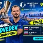 Istaknuta slika Danila Medvedeva sa peharom kao &scaron;ampiona turnira Hangzhou Open 2026 nakon pobede nad Andrejem Rubljovim rezultatom 7:5, 6:4.