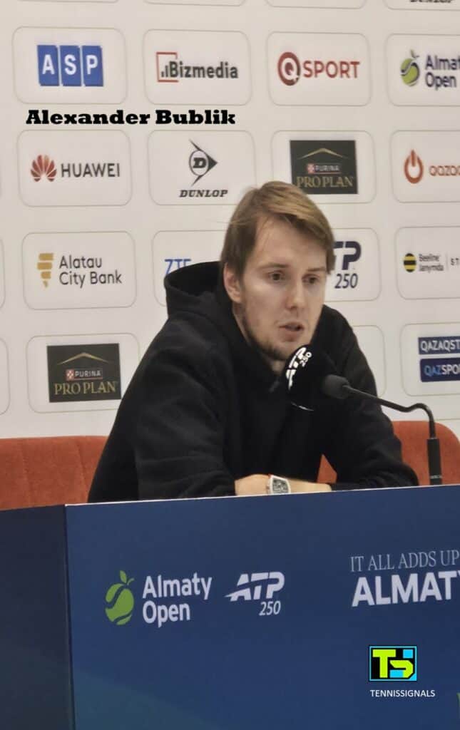 Alexander Bublik respondiendo a las preguntas de los periodistas en una rueda de prensa durante el torneo ATP de Almaty.