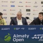 Oficiales y jugadores en la ceremonia del sorteo del torneo de tenis ATP Almaty Open 2026.