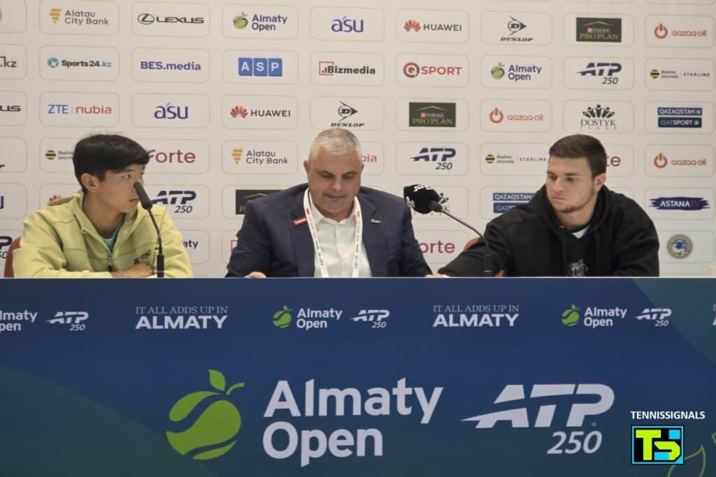Zvaničnici i igrači na ceremoniji žreba za teniski turnir ATP Almaty Open 2026.