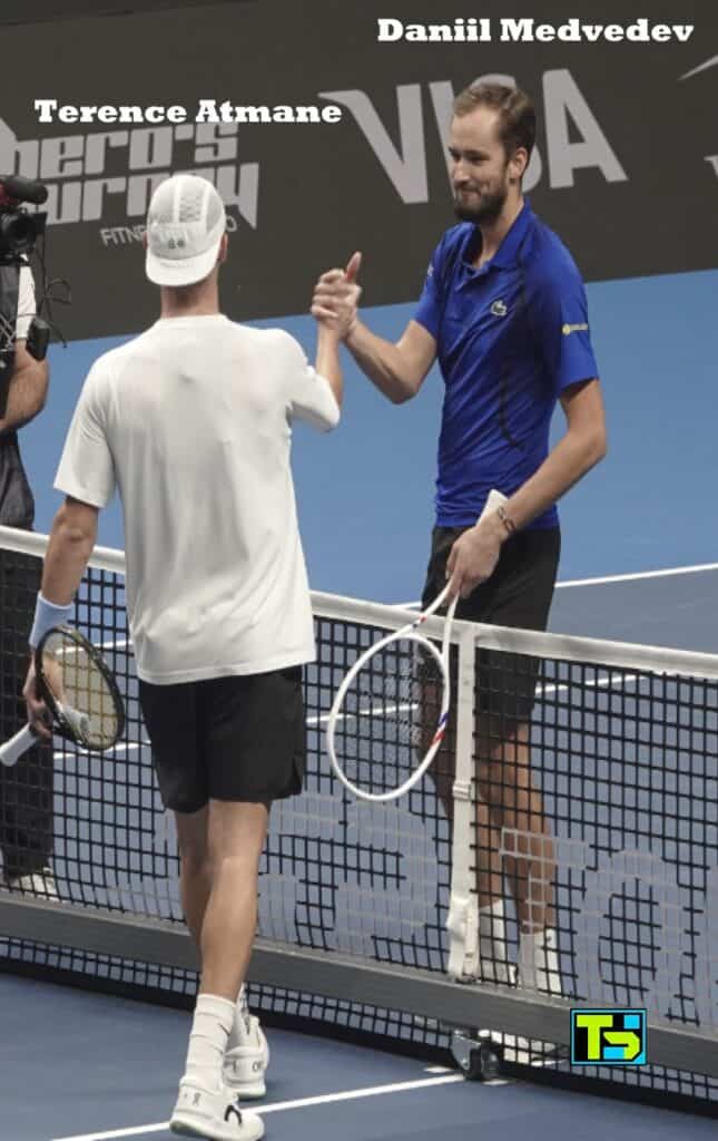 Daniil Medvedev y Terence Atmane dándose la mano en la red después de su partido en el torneo ATP de Almaty.
