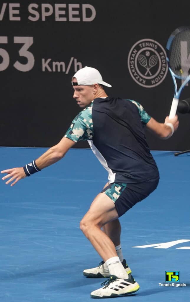 James Duckworth durante su partido en el Almaty Open 2026