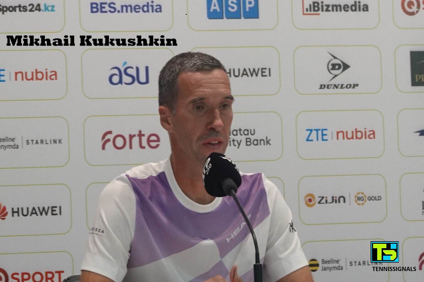 Mikhail Kukushkin r&eacute;pondant aux questions lors de la conf&eacute;rence de presse du tournoi ATP Almaty Open 2026.