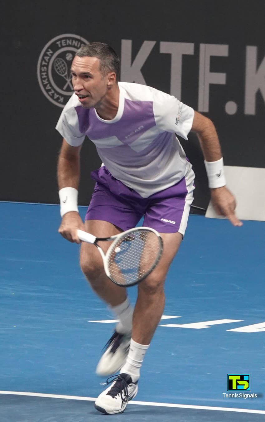 Mikhail Kukushkin en action sur le court lors du match d'exhibition à Almaty.