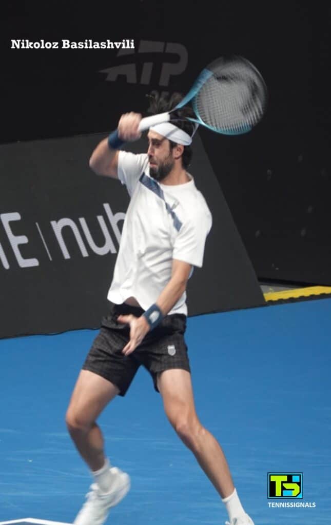 Nikoloz Basilashvili en acción durante su partido de primera ronda contra Marin Cilic en el torneo de Almaty.