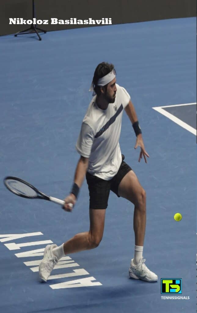 Nikoloz Basilashvili en acción preparando un golpe de derecha durante su partido de cuartos de final contra Adrian Mannarino en el torneo de Almaty.