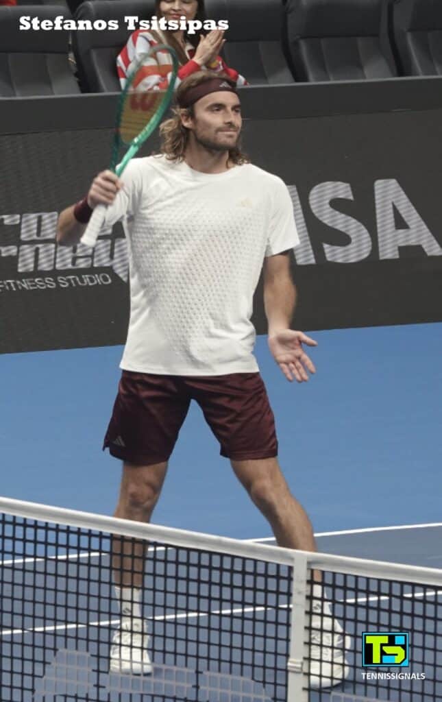 Stefanos Tsitsipas celebrando su victoria con la raqueta en la mano tras su partido de cuartos de final contra James Duckworth en el torneo de Almaty.