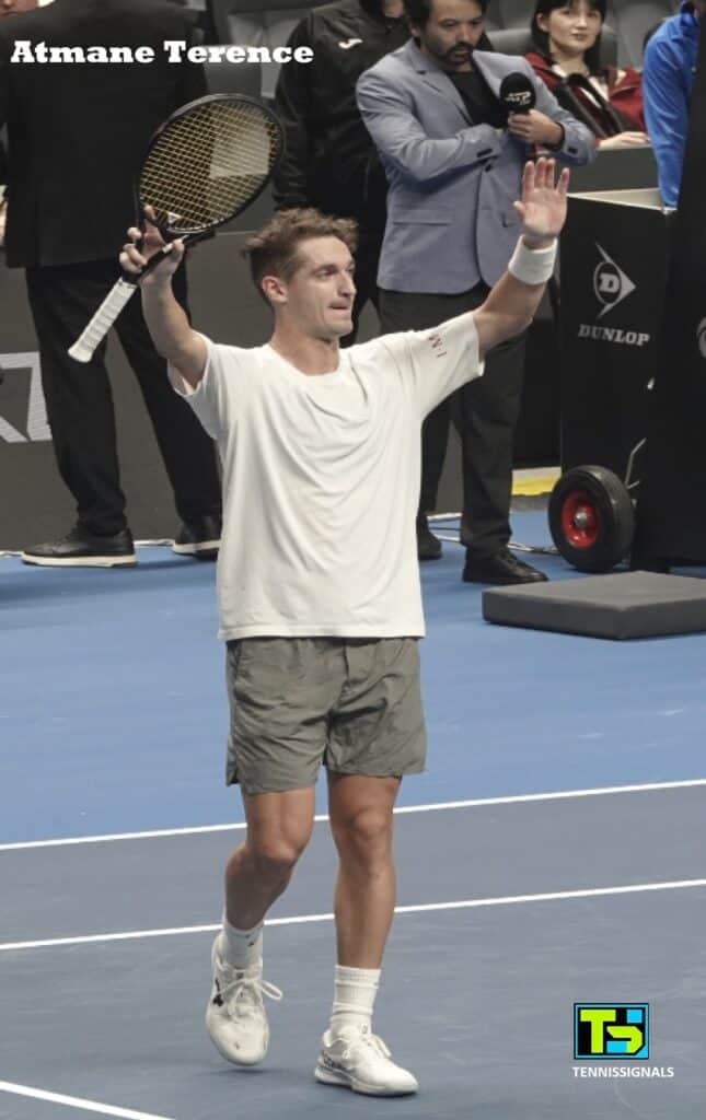 Terence Atmane celebrando su victoria con los brazos en alto y la raqueta tras su partido contra Mattia Bellucci en el torneo de Almaty.